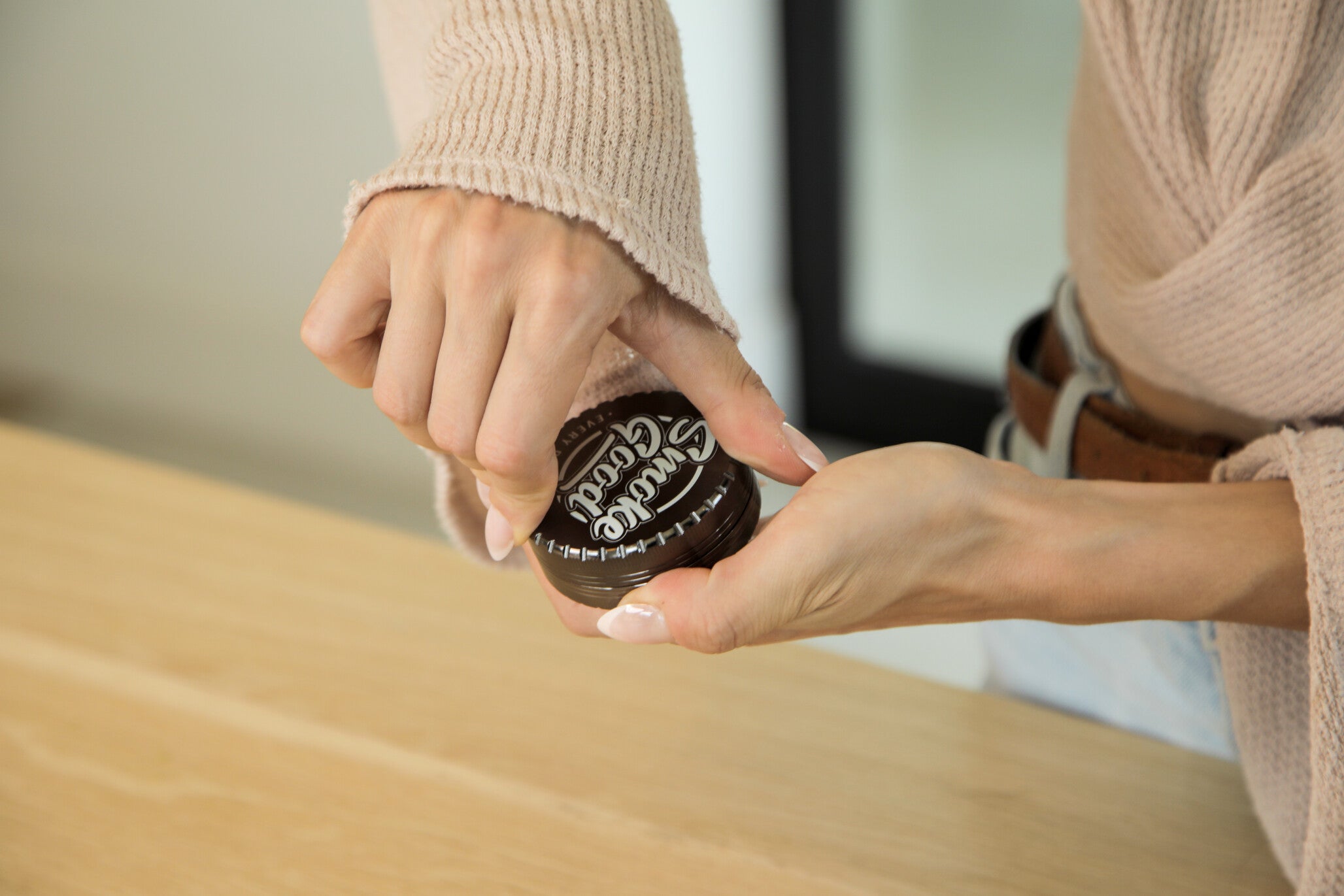 What Is a Toothless Grinder and Why Cannabis Consumers Are Switching